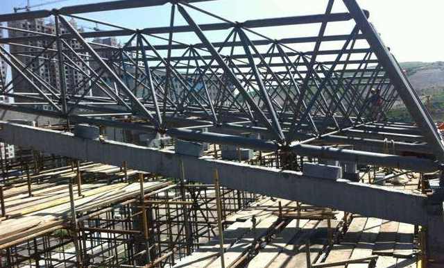 漯河简述网架公司的黑色压型钢板的吊装步履